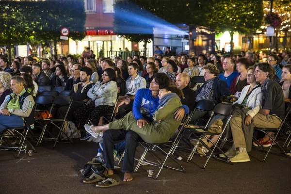 Amsterdam, Hollanda - 20 Ağustos 2015: 14-23/08/2015 tarihleri arasında düzenlenen Dünya Sineması Amsterdam festivali sırasında Marie Heinekein Plein'de Kolombiyalı todos se van'ın açık hava gösterimi