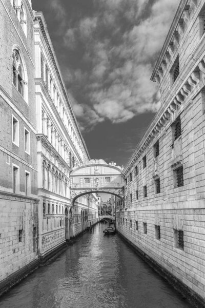 Bridge of Sighs or Ponte dei sospiri over the Rio de Palazzo between the new prison to the old prison and interrogation rooms within the Doge's Palace, Venice, Italy