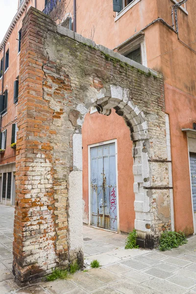 Strada Veneziana Con Vecchio Arco Facciata Arancione Venezia Italia — Foto Stock