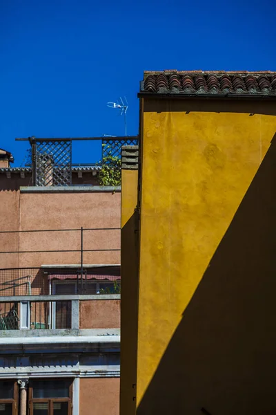 Angolo Muro Mattoni Decrepito Invecchiato Con Una Parete Dipinta Giallo — Foto Stock