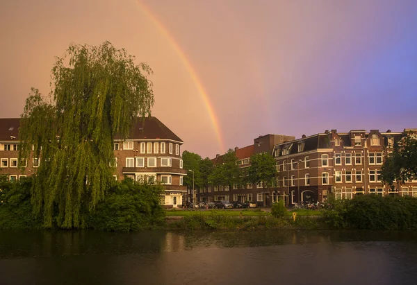 Dramatisk Apelsin Himmel Med Regnbåge Över Kanal Amsterdam — Stockfoto