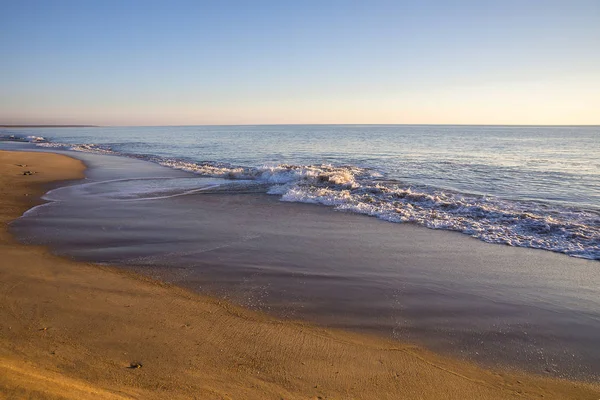 Vista Sobre Una Playa Atardecer Con Arena Dorada Mar Tranquilo — Foto de Stock