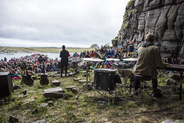 Traena, Norveç - 09 Temmuz 2016: Avustralyalı şarkıcı-söz yazarı ve müzisyen Ry X'in Traena müzik festivalinde Sana Adası'ndaki Kirkehelleren Katedralmağarası'nda konseri