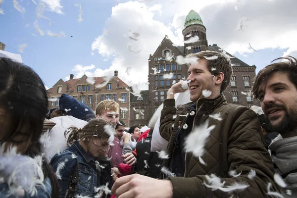 Ámsterdam Países Bajos Holanda Septentrional Sábado Abril 2015 Pillow Fight —  Fotos de Stock