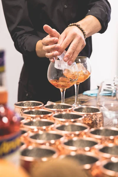 Primer Plano Camarero Camarero Preparar Cóctel Tirar Cubos Hielo Vaso — Foto de Stock