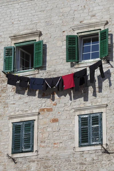 Tvätttorkning Linje Mellan Fönstren Zadar Kroatien — Stockfoto