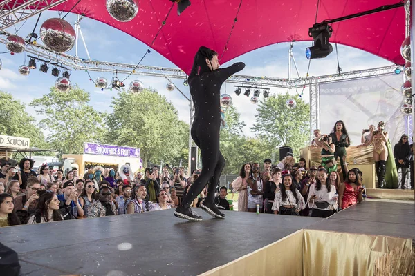 Ámsterdam Países Bajos Julio 2017 Bailarina Actuando Milkshake Festival Westerpark —  Fotos de Stock