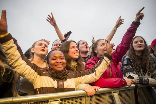 Traena Norvegia Luglio 2016 Pubblico Applaude Concerto Del Musicista Cantautore — Foto Stock