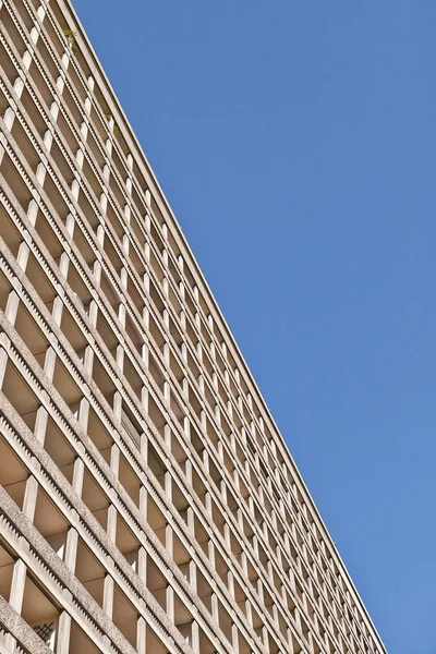 Modern ofis ya da mavi gökyüzü olan konut binaları, Lyon France