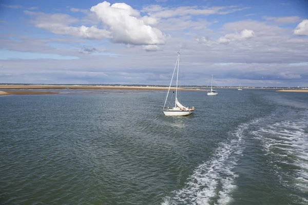 Морський Прибережний Пейзаж Водою Піщаним Берегом Білою Хмарою Біля Рояна — стокове фото