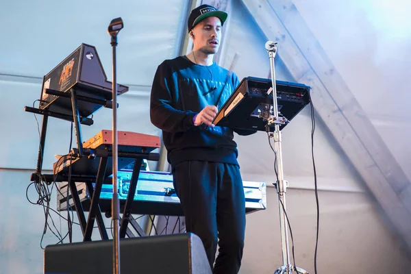 Traena, Norveç - 9 Temmuz 2016: Norveçli şarkıcı Ary'nin Traenafestival'deki konseri, küçük Traena adasında müzik festivali