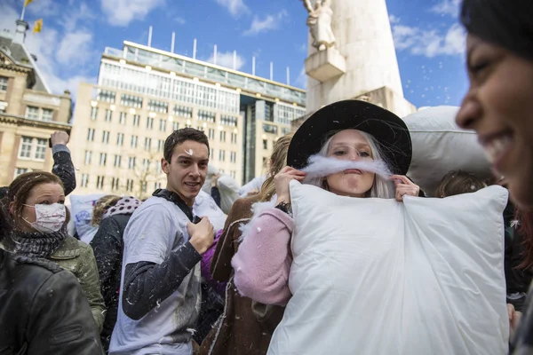 Ámsterdam Países Bajos Holanda Septentrional Sábado Abril 2015 Pillow Fight —  Fotos de Stock