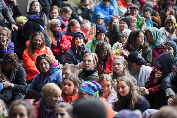 Traena, Norveç - 09 Temmuz 2016: Avustralyalı şarkıcı Ry X'in Traena müzik festivalinde Sana Adası'ndaki Kirkehelleren Katedralmağarası'ndaki konserinde seyirci