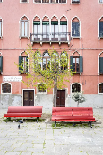 Venedig Italien April 2016 Två Röda Bänkar Ett Litet Venetianskt — Stockfoto