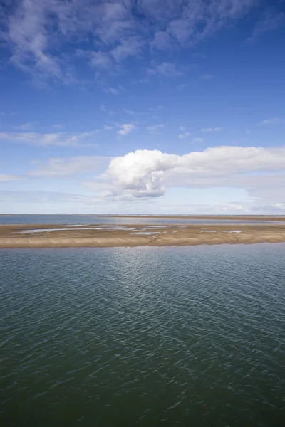 Meereslandschaft Mit Wasser Sandbank Und Weißer Wolke Garonne Mündung Bei — Stockfoto