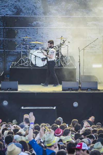 Nyon, İsviçre - 18 Temmuz 2017: İngiliz rock grubu Foals'ın Paleo Festivali'ndeki konseri