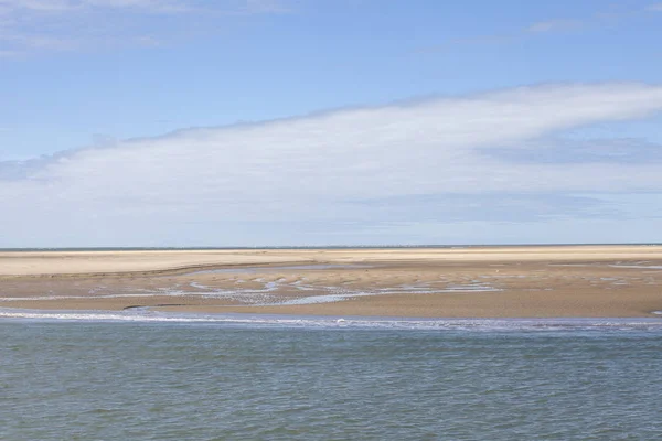 海の風景と水 砂州と白い雲 フランスのロイアンの近くのガロンヌ河口 — ストック写真