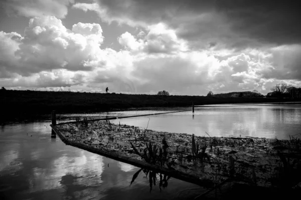 Dramatisch Nederlands Landschap Met Kanaal Dijk Dreigende Wolken Voor Een — Stockfoto