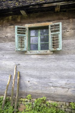 Eski vintage ahşap ahır veya eski ahşap kepenkler ile bir pencere ile ev