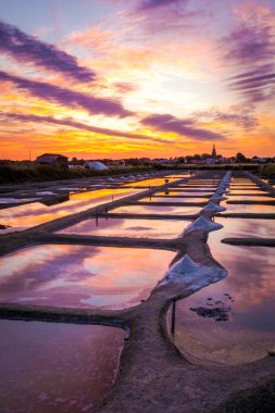 Güneş doğarken tuzlu bataklığın panoramik manzarası, Olonne bölgesi, Vendee, Fransa