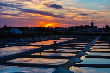 Güneş doğarken tuzlu bataklığın panoramik manzarası, Olonne bölgesi, Vendee, Fransa