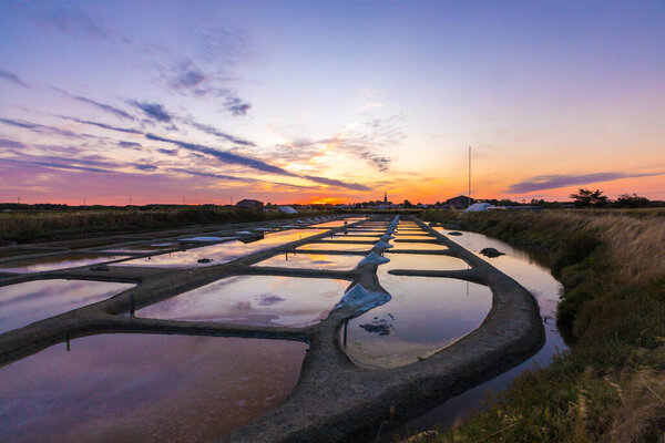 Вид на соленое болото на восходе солнца, район Олонне, Венди, Франция