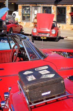 Kaliforniya mı? ABD. Ekim 2012. Eski arabaları seven sürücülerin benzerliği.