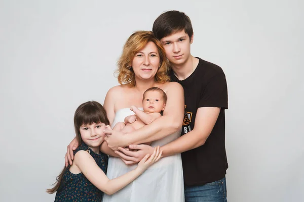 Grande Família Sessão Fotos Charming Mãe Seus Três Filhos Bonitos — Fotografia de Stock