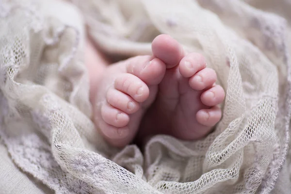 Primer Plano Los Pies Pequeños Del Bebé —  Fotos de Stock