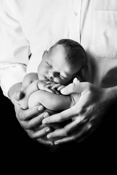 Nyfödd Baby Liggande Hans Faders Hand Studio Shoot Svart Bakgrund — Stockfoto