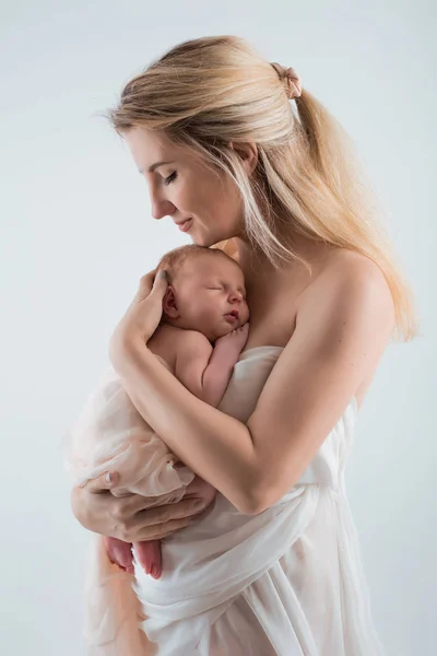 Yeni doğan bebeğin annesiyle portresi