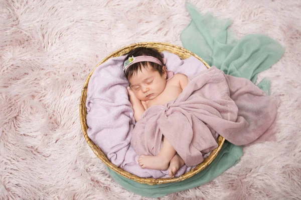 Bebé Recién Nacido Dormido Una Cesta —  Fotos de Stock