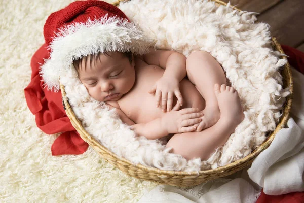 Noel kostümleri sepetteki bebek uyur