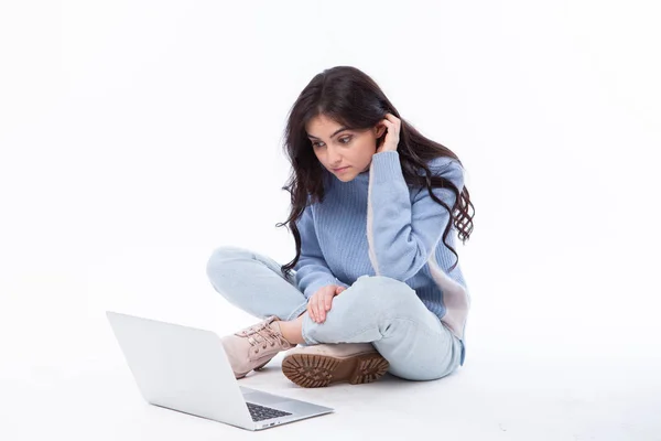 Estudante Segurando Laptop Adoro Conceito Computador Retrato Dianteiro Feminino Atraente — Fotografia de Stock