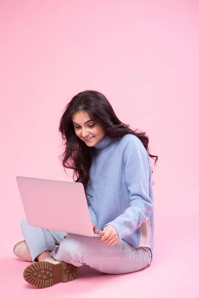 Öğrenci holding laptop. Bilgisayar kavramı için seviyorum. Çekici kadın varoluş açık portre, trendy pembe studio backgroud. Genç duygusal güzel kadın. İnsan duyguları, yüz ifadesi