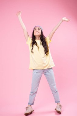 Prenses ve burada bir numara benim! Oldukça sevimli stüdyo fotoğraf portre yakından coquet heyecanlı Bayan sizi izole kamera parlak renk pastel vasıl geçmiş baktığını yakınındaki v-sign yapma büyüleyici