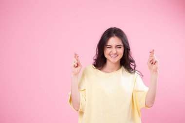 Güzel ve genç birbayan sarı top ekşitmeden kamera için poz çevresinde kandırıyor. Stüdyo portre pembe bir arka plan üzerinde.