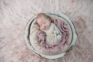 Sepette uyuyan yeni doğmuş bebek