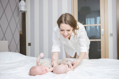 Mutluluk anne! Genç anne ve iki ikiz bebekler