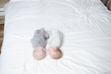 Emzik ile uyuyan güzel bebek ikizler. Portre portre, çocuk