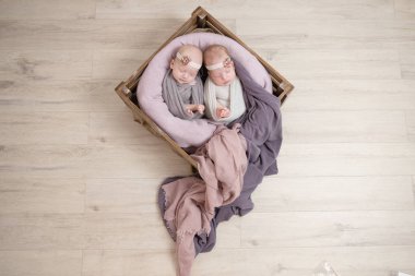 İki Yataklı yenidoğan bir sepet içinde