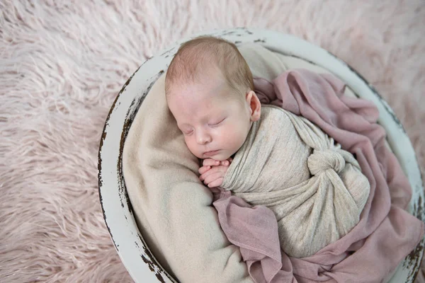 Bebê Recém Nascido Adormecido Uma Cesta — Fotografia de Stock