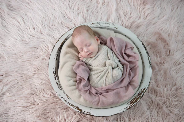 Bebé Recién Nacido Dormido Una Cesta —  Fotos de Stock