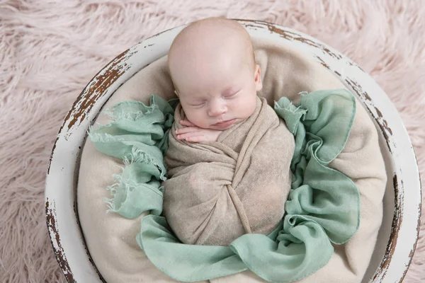 Bebê Recém Nascido Adormecido Uma Cesta — Fotografia de Stock