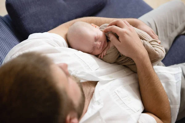 Porträt Eines Jungen Glücklichen Vaters Mit Einem Baby Hause — Stockfoto