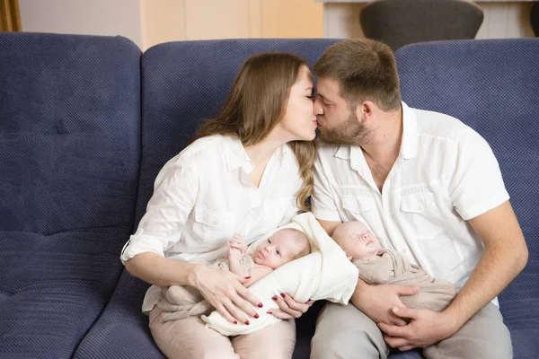 Evde Yeni Doğan Ikizler Ile Mutlu Bir Aile Anne Baba — Stok fotoğraf