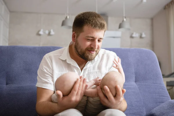 Heureux Père Deux Enfants Jeune Père Ses Jumelles Nouveau Nées — Photo