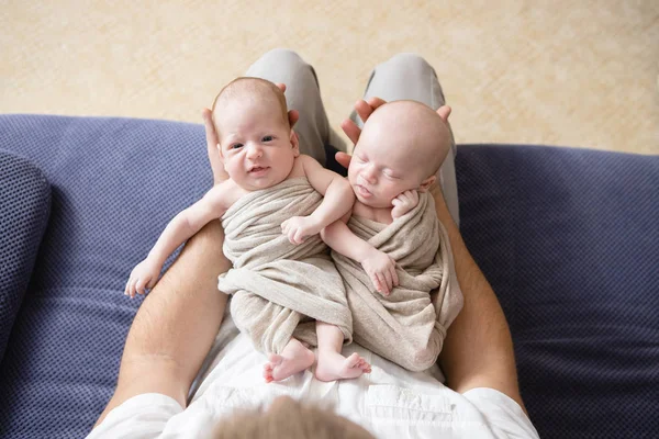 Feliz Padre Dos Hijos Padre Joven Sus Niñas Gemelas Recién —  Fotos de Stock