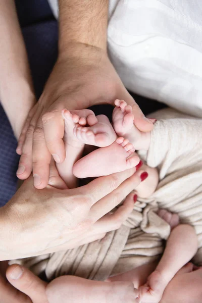 Pieds Bébés Entre Les Mains Des Parents — Photo