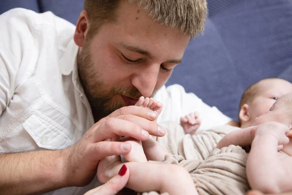 Glücklicher Vater Von Zwei Kindern Einem Jungen Vater Und Seinen — Stockfoto